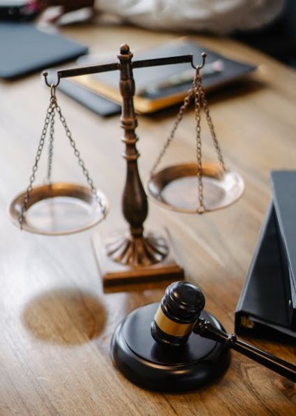 직장 내 업무량과 보상의 불균형을 설명하는 아담스의 공정성 이론(Equity Theory)과 심리적 계약 위반의 개념