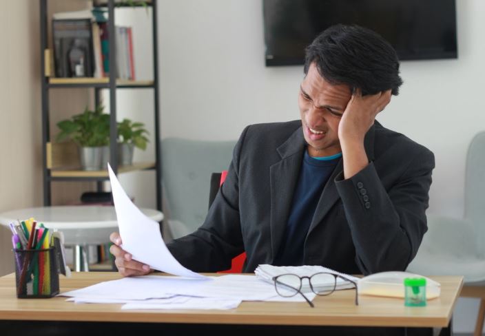전셋집 등기부등본에 1억 원의 가압류가 기입되어 당황한 세입자의 모습